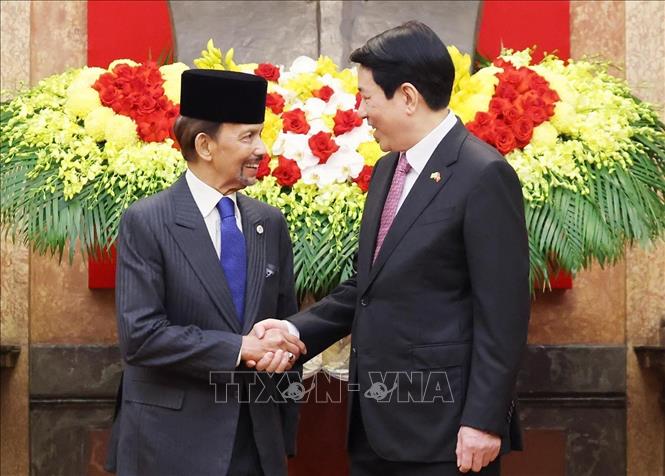 Chủ tịch nước Lương Cường và Quốc vương Brunei Darussalam Haji Hassanal Bolkiah chụp ảnh chung. Ảnh: Lâm Khánh – TTXVN