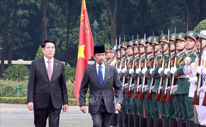 Chủ tịch nước Lương Cường và Quốc vương Brunei Darussalam Haji Hassanal Bolkiah duyệt Đội danh dự Quân đội nhân dân Việt Nam. Ảnh: Lâm Khánh – TTXVN