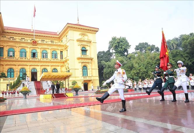 Chủ tịch nước Lương Cường và Quốc vương Brunei Darussalam Haji Hassanal Bolkiah duyệt đội danh dự Quân đội nhân dân Việt Nam. Ảnh: Lâm Khánh – TTXVN