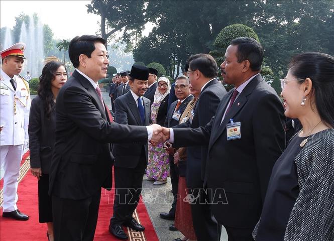 Chủ tịch nước Lương Cường và Quốc vương Brunei Darussalam Haji Hassanal Bolkiah với đại sứ các nước ASEAN tại lễ đón. Ảnh: Lâm Khánh – TTXVN