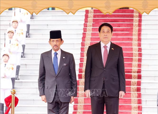 Chủ tịch nước Lương Cường và Quốc vương Brunei Darussalam Haji Hassanal Bolkiah trên bục danh dự, nghe Quân nhạc cử Quốc thiều hai nước. Ảnh: Lâm Khánh – TTXVN