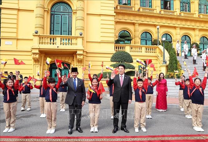 Chủ tịch nước Lương Cường và Quốc vương Brunei Darussalam Haji Hassanal Bolkiah chụp ảnh chung với thiếu nhi Thủ đô Hà Nội. Ảnh: Lâm Khánh – TTXVN