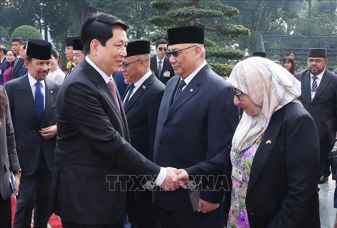 Chủ tịch nước Lương Cường và Quốc vương Brunei Darussalam Haji Hassanal Bolkiah với đại biểu hai nước. Ảnh: Lâm Khánh – TTXVN