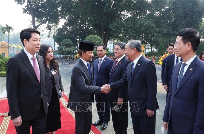 Chủ tịch nước Lương Cường và Quốc vương Brunei Darussalam Haji Hassanal Bolkiah với đại biểu hai nước. Ảnh: Lâm Khánh – TTXVN