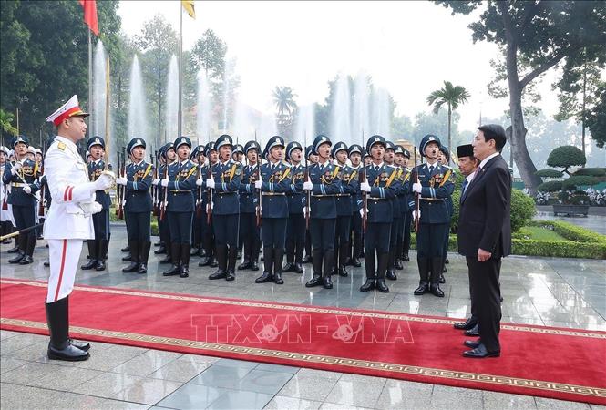 Chủ tịch nước Lương Cường và Quốc vương Brunei Darussalam Haji Hassanal Bolkiah duyệt Đội danh dự Quân đội nhân dân Việt Nam. Ảnh: Lâm Khánh – TTXVN