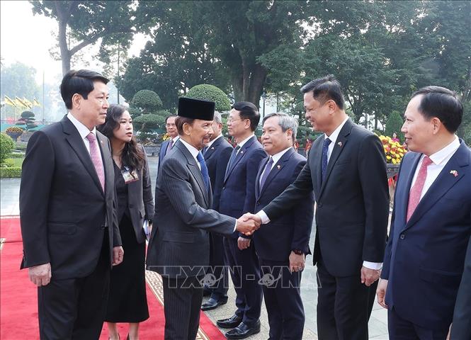 Chủ tịch nước Lương Cường và Quốc vương Brunei Darussalam Haji Hassanal Bolkiah với đại biểu hai nước. Ảnh: Lâm Khánh – TTXVN