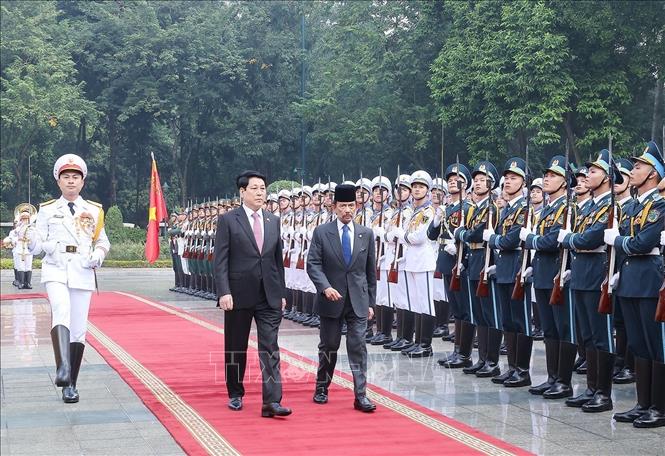 Chủ tịch nước Lương Cường và Quốc vương Brunei Darussalam Haji Hassanal Bolkiah duyệt Đội danh dự Quân đội nhân dân Việt Nam. Ảnh: Lâm Khánh – TTXVN