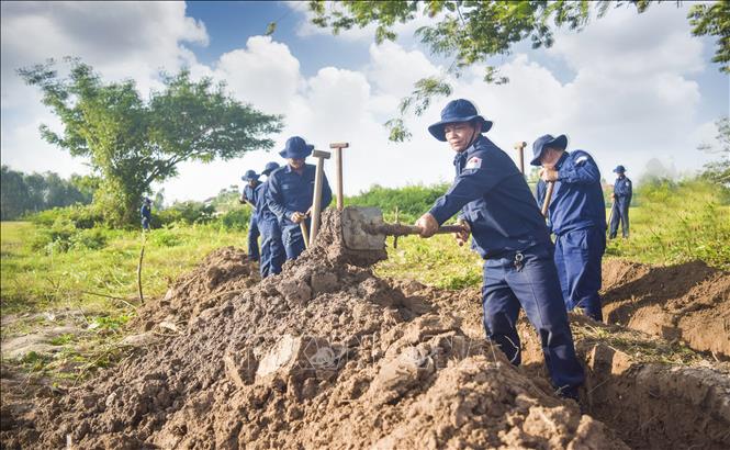 Đội K91 (Bộ Chỉ huy quân sự tỉnh Đồng Tháp) tìm kiếm hài cốt liệt sĩ Việt Nam trên địa bàn tỉnh Prey Veng (Vương quốc Campuchia). Ảnh: TTXVN phát
