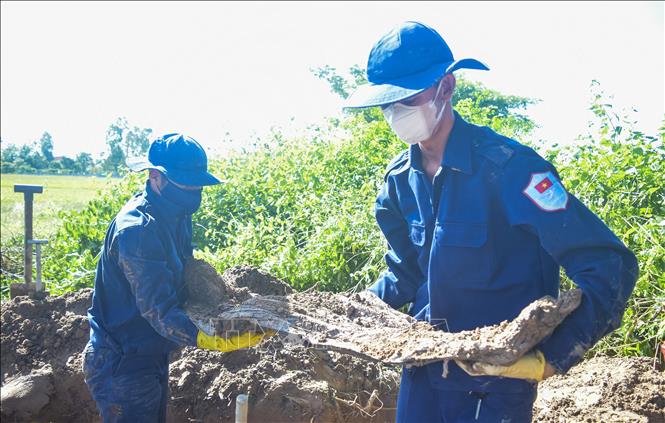 Đội K91 (Bộ Chỉ huy quân sự tỉnh Đồng Tháp) tìm kiếm hài cốt liệt sĩ Việt Nam trên địa bàn tỉnh Prey Veng (Vương quốc Campuchia). Ảnh: TTXVN phát
