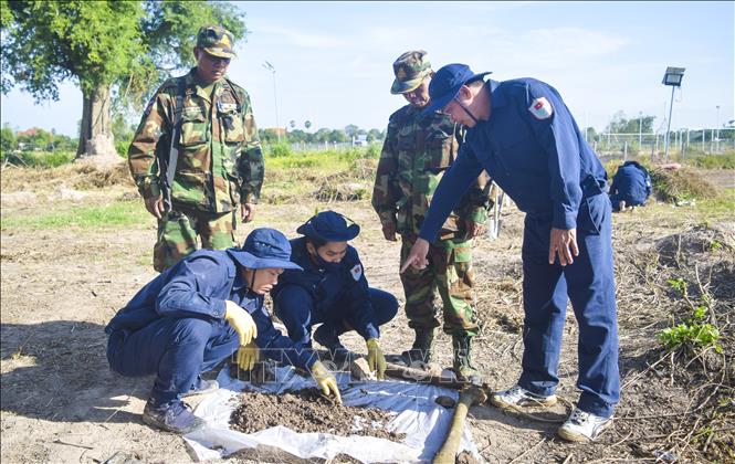Với sự giúp đỡ của chính quyền, lực lượng chức năng và người dân Campuchia, Đội K91 đã tìm kiếm được nhiều hài cốt liệt sĩ Việt Nam. Ảnh: TTXVN phát