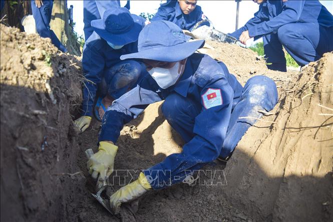Đội K91 (Bộ Chỉ huy quân sự tỉnh Đồng Tháp) tìm kiếm hài cốt liệt sĩ Việt Nam trên địa bàn tỉnh Prey Veng (Vương quốc Campuchia). Ảnh: TTXVN phát