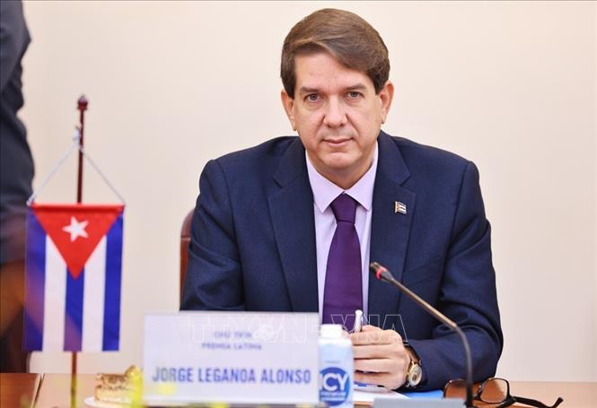 Chủ tịch Prensa Latina Jorge Leganõa Alonso phát biểu tại cuộc hội đàm với Tổng giám đốc TTXVN Vũ Việt Trang. Ảnh: Minh Đức – TTXVN