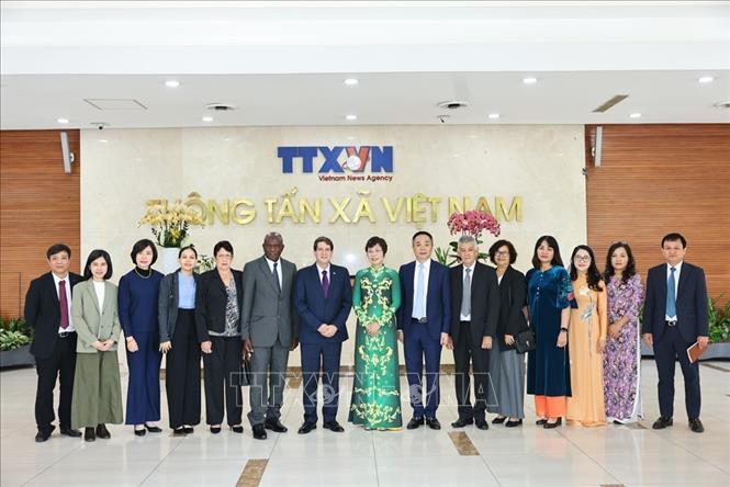 Tổng giám đốc TTXVN Vũ Việt Trang và Chủ tịch Prensa Latina Jorge Leganõa Alonso chụp ảnh chung với đại biểu. Ảnh: Minh Đức – TTXVN