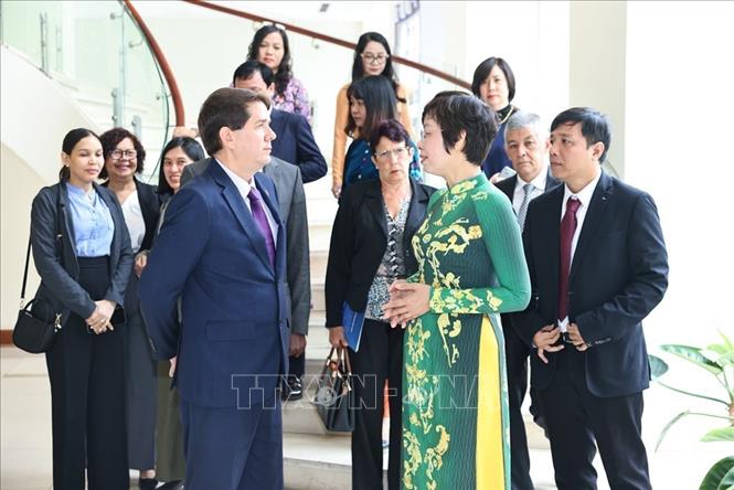 Tổng giám đốc TTXVN Vũ Việt Trang và Chủ tịch Prensa Latina Jorge Leganõa Alonso cùng các đại biểu. Ảnh: Minh Đức – TTXVN