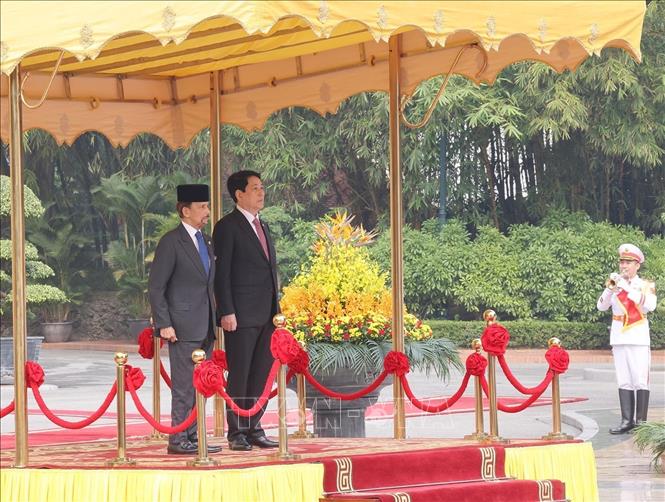 Chủ tịch nước Lương Cường và Quốc vương Brunei Darussalam Haji Hassanal Bolkiah trên bục danh dự, nghe Quân nhạc cử Quốc thiều hai nước. Ảnh: Lâm Khánh – TTXVN