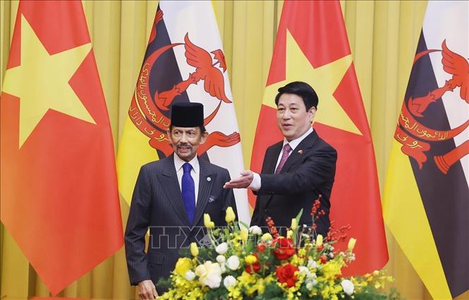 Chủ tịch nước Lương Cường và Quốc vương Brunei Darussalam Haji Hassanal Bolkiah chụp ảnh chung trước hội đàm. Ảnh: Lâm Khánh – TTXVN