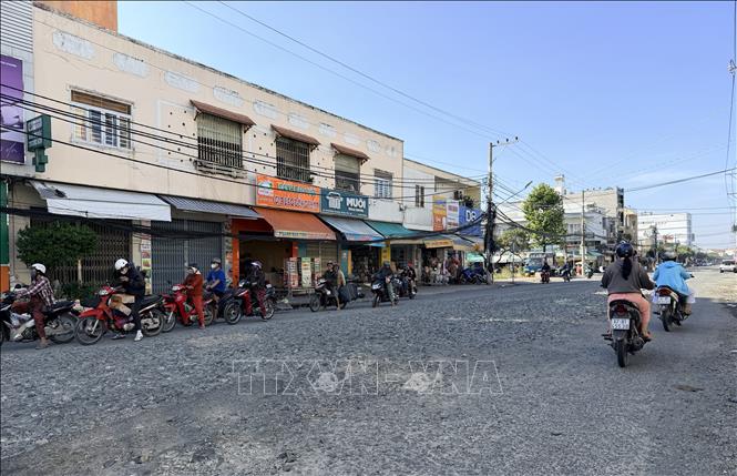 Tuyến đường Phạm Cự Lượng (phường Long Xuyên, tỉnh An Giang) xuống cấp nghiêm trọng sau nhiều đợt triều cường dâng cao. Ảnh: Thanh Sang-TTXVN