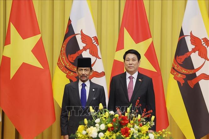 Chủ tịch nước Lương Cường và Quốc vương Brunei Darussalam Haji Hassanal Bolkiah chụp ảnh chung trước hội đàm. Ảnh: Lâm Khánh – TTXVN