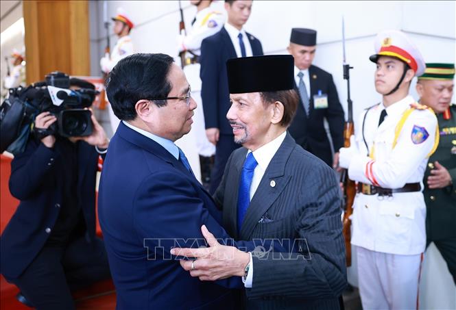 Thủ tướng Phạm Minh Chính tiễn Quốc vương Brunei Darussalam Haji Hassanal Bolkiah. Ảnh: Dương Giang-TTXVN 