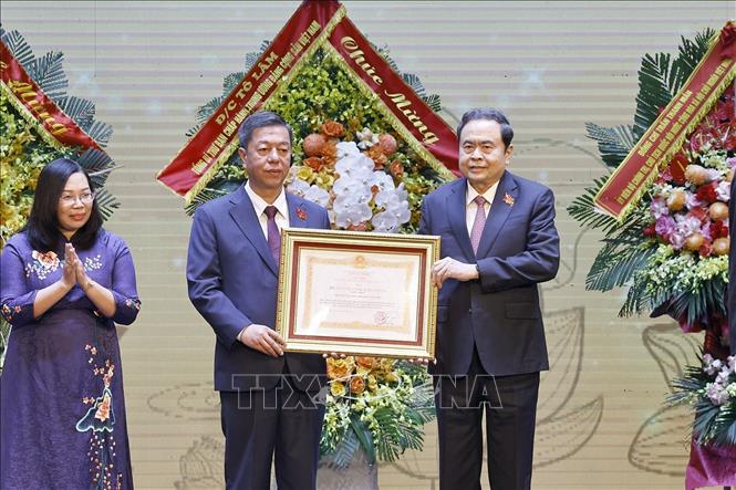 Chủ tich Quốc hội Trần Thanh Mẫn trao Huân chương Lao động hạng Nhất tặng Nhà xuất bản Chính trị Quốc gia Sự thật. Ảnh: Doãn Tấn - TTXVN