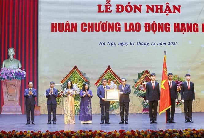 Chủ tich Quốc hội Trần Thanh Mẫn trao Huân chương Lao động hạng Nhất tặng Nhà xuất bản Chính trị Quốc gia Sự thật. Ảnh: Doãn Tấn - TTXVN