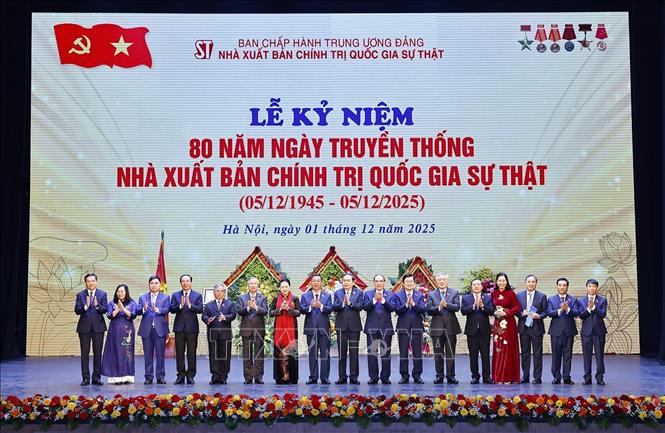 Chủ tịch Quốc hội Trần Thanh Mẫn chụp ảnh lưu niệm với đại biểu. Ảnh: Doãn Tấn - TTXVN