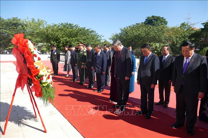 Tổng Bí thư Tô Lâm và Phu nhân cùng Đoàn đại biểu cấp cao Việt Nam đặt vòng hoa tại Đài tưởng niệm các chiến sĩ vô danh ở thủ đô Vientiane. Ảnh: Xuân Tú - PV TTXVN tại Lào 