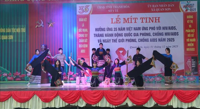 Tiết mục văn nghệ tại lễ mít tinh. Ảnh: Hoa Mai - TTXVN
