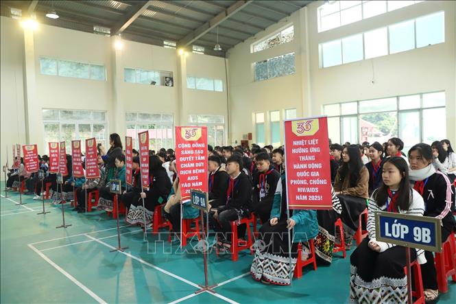 Học sinh trường PTDTNT THCS Quan Sơn (xã Quan Sơn, tỉnh Thanh Hóa) hưởng ứng Tháng hành động quốc gia phòng, chống HIV/AIDS năm 2025 và Ngày Thế giới phòng, chống AIDS. Ảnh: Hoa Mai - TTXVN