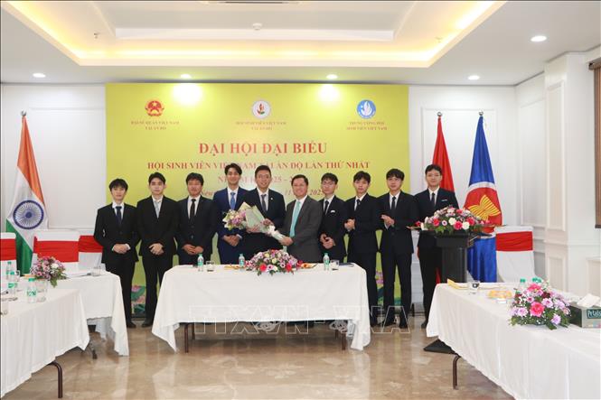 Đại sứ Đặc mệnh toàn quyền Việt Nam tại Ấn Độ kiêm nhiệm Nepal và Bhutan Nguyễn Thanh Hải tặng hoa Ban Chấp hành Hội sinh viên Việt Nam tại Ấn Độ lần thứ nhất. Ảnh: Ngọc Thúy - PV TTXVN tại Ấn Độ  