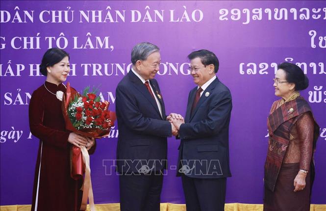Tổng Bí thư Tô Lâm và Phu nhân cùng Tổng Bí thư, Chủ tịch nước Lào Thongloun Sisoulith và Phu nhân tại buổi lễ. Ảnh: Thống Nhất - TTXVN
