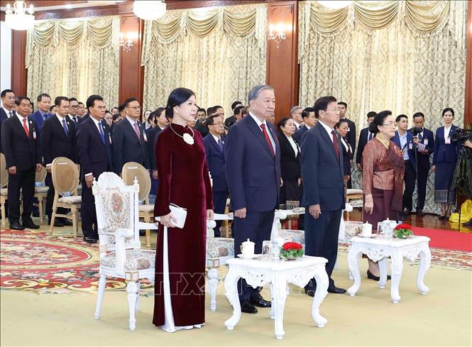 Tổng Bí thư Tô Lâm và Phu nhân, Tổng Bí thư, Chủ tịch nước Lào Thongloun Sisoulith và Phu nhân cùng đại biểu hai nước tham dự buổi lễ. Ảnh: Thống Nhất - TTXVN