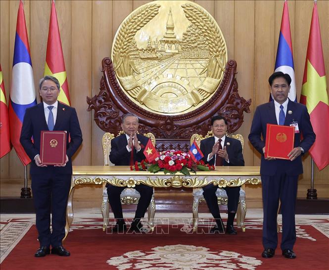 Tổng Bí thư Tô Lâm và Tổng Bí thư, Chủ tịch nước Lào Thongloun Sisoulith chứng kiến trao Thỏa thuận hợp tác giữa Bộ Tư pháp Việt Nam và Bộ Tư pháp Lào giai đoạn 2026 - 2030. Ảnh: Thống Nhất - TTXVN 