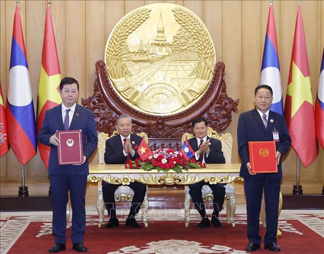 Tổng Bí thư Tô Lâm và Tổng Bí thư, Chủ tịch nước Lào Thongloun Sisoulith chứng kiến trao Thỏa thuận hợp tác giữa Đài Truyền hình Việt Nam và Ban Tuyên huấn Trung ương Đảng Nhân dân Cách mạng Lào. Ảnh: Thống Nhất - TTXVN 