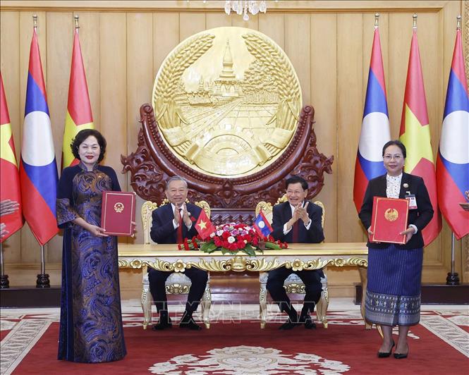 Tổng Bí thư Tô Lâm và Tổng Bí thư, Chủ tịch nước Lào Thongloun Sisoulith chứng kiến trao Bản ghi nhớ về hợp tác các hoạt động ngân hàng trọng tâm giai đoạn 2026-2030. Ảnh: Thống Nhất - TTXVN 