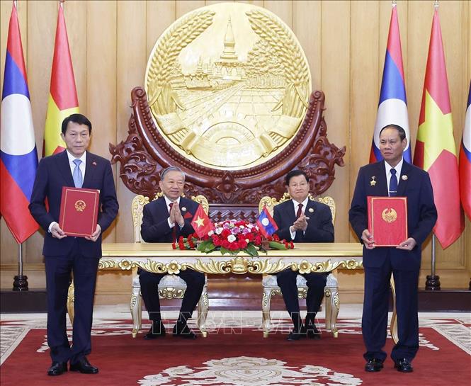 Tổng Bí thư Tô Lâm và Tổng Bí thư, Chủ tịch nước Lào Thongloun Sisoulith chứng kiến trao Kế hoạch hợp tác năm 2026 giữa Bộ Công an Việt Nam và Bộ Công an Lào; Thỏa thuận giữa Bộ Công an Việt Nam và Bộ Công an Lào về xây dựng dự án Trung tâm Chỉ huy Bộ Công an Lào. Ảnh: Thống Nhất - TTXVN 