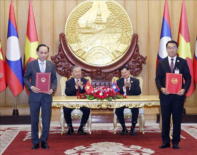 Tổng Bí thư Tô Lâm và Tổng Bí thư, Chủ tịch nước Lào Thongloun Sisoulith chứng kiến trao Biên bản thỏa thuận hợp tác giữa Bộ Ngoại giao Việt Nam và Ban Đối ngoại Trung ương Đảng Nhân dân Cách mạng Lào giai đoạn 2026-2030. Ảnh: Thống Nhất - TTXVN 