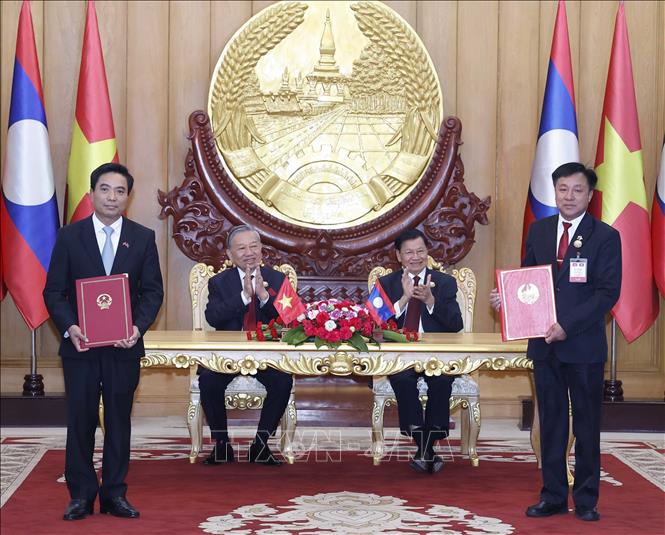 Tổng Bí thư Tô Lâm và Tổng Bí thư, Chủ tịch nước Lào Thongloun Sisoulith chứng kiến trao Thỏa thuận hợp tác giai đoạn 2026-2030 giữa tỉnh Thanh Hóa, Việt Nam và tỉnh Houphane, Lào. Ảnh: Thống Nhất - TTXVN 