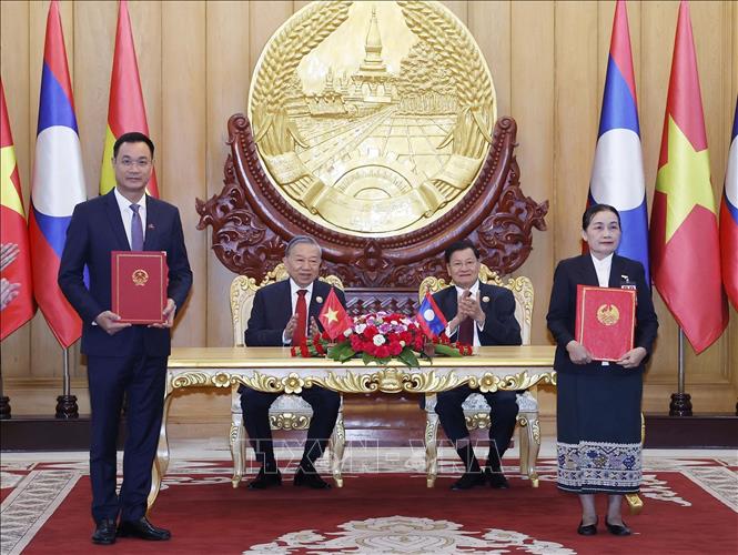 Tổng Bí thư Tô Lâm và Tổng Bí thư, Chủ tịch nước Lào Thongloun Sisoulith chứng kiến trao Biên bản ghi nhớ tăng cường hợp tác phát triển kinh tế - xã hội, đảm bảo quốc phòng – an ninh biên giới giữa Ủy ban nhân dân thành phố Đà Nẵng, Việt Nam và Ủy ban Chính quyền tỉnh Sekong, Lào giai đoạn 2026 -2030. Ảnh: Thống Nhất - TTXVN 