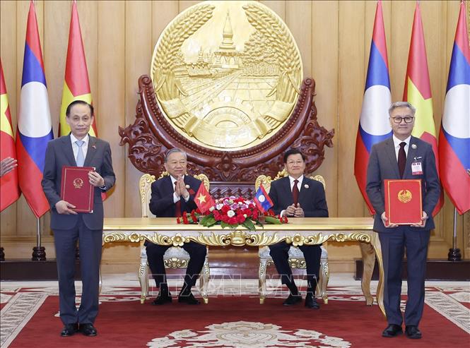 Tổng Bí thư Tô Lâm và Tổng Bí thư, Chủ tịch nước Lào Thongloun Sisoulith chứng kiến trao Biên bản thoả thuận hợp tác giữa Bộ Ngoại giao Việt Nam và Bộ Ngoại giao Lào giai đoạn 2026 - 2030. Ảnh: Thống Nhất - TTXVN 