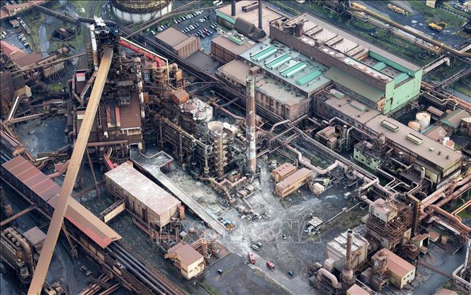 Hiện trường vụ nổ tại nhà máy công ty thép Nippon Steel ở thành phố Muroran, tỉnh Hokkaido, Nhật Bản ngày 1/12/2025. Ảnh: Kyodo/TTXVN