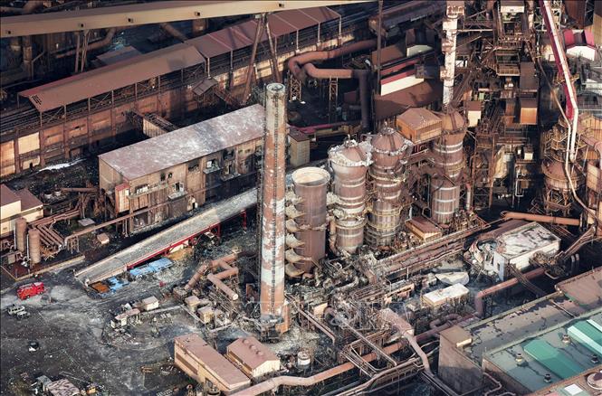 Hiện trường vụ nổ tại nhà máy công ty thép Nippon Steel ở thành phố Muroran, tỉnh Hokkaido, Nhật Bản ngày 1/12/2025. Ảnh: Kyodo/TTXVN