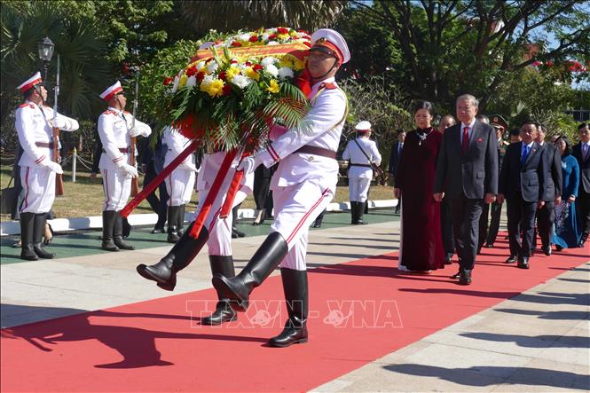 Party General Secretary To Lam and his entourage lays a wreath at the Unknown Soldiers’ Monument in Vientiane. VNA Photo: Xuân Tú 