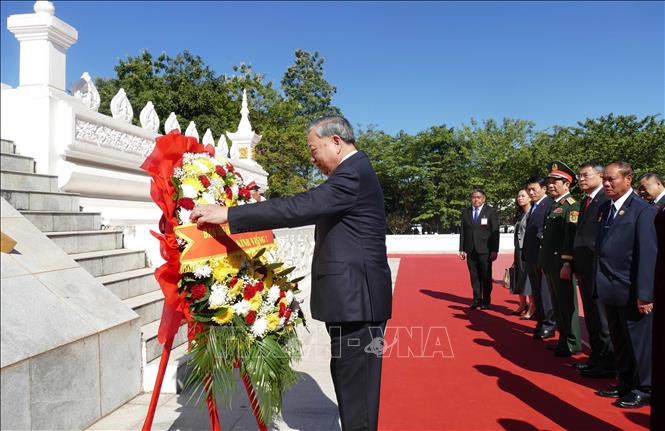 Party General Secretary To Lam lays a wreath at the Unknown Soldiers’ Monument in Vientiane. VNA Photo: Xuân Tú 