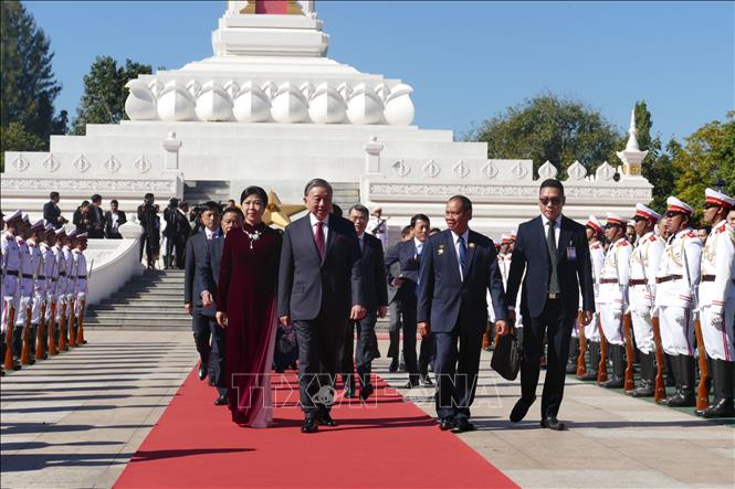 Party General Secretary To Lam and his entourage lay a wreath at the Unknown Soldiers’ Monument in Vientiane. VNA Photo: Xuân Tú 