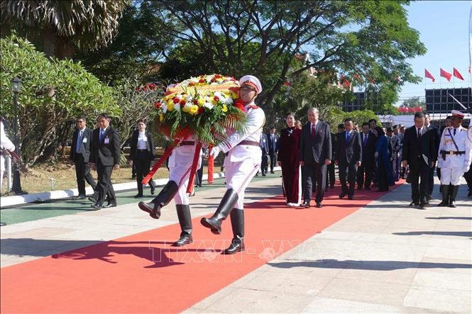 Party General Secretary To Lam and his entourage lay a wreath at the Unknown Soldiers’ Monument in Vientiane. VNA Photo: Xuân Tú 