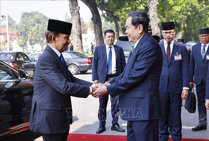 Chairman of the National Assembly Tran Thanh Man welcomes Sultan of Brunei Haji Hassanal Bolkiah. VNA Photo: Doãn Tấn