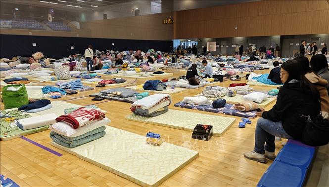 Cư dân khu tổ hợp chung cư Wang Fuk Court ở Hong Kong (Trung Quốc) tạm trú tại một phòng tập gym sau vụ hỏa hoạn, ngày 27/11/2025. Ảnh: THX/TTXVN