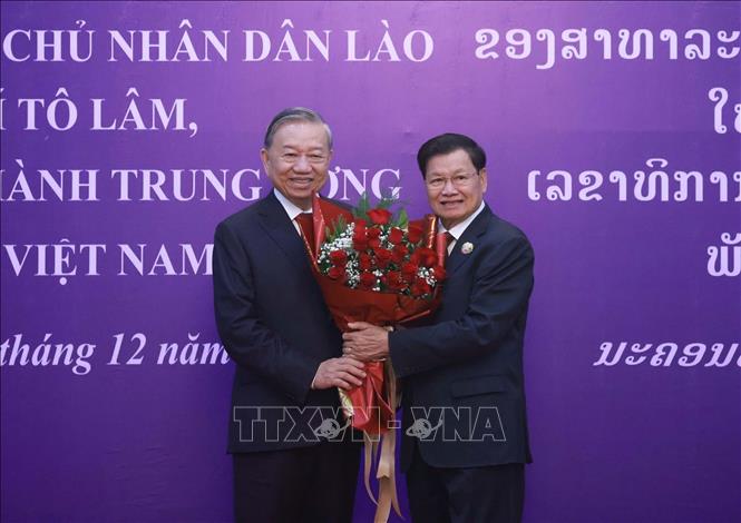 LPRP General Secretary and President of Laos Thongloun Sisoulith congratulates Party General Secretary To Lam. VNA Photo: Thống Nhất 