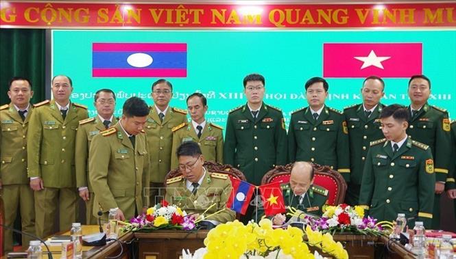 Bộ đội Biên phòng tỉnh Điện Biên và Ty An ninh tỉnh Phongsaly (Lào) ký kết hợp tác tăng cường phối hợp, giữ vững an ninh biên giớ (22/10/2025). Ảnh: TTXVN phát